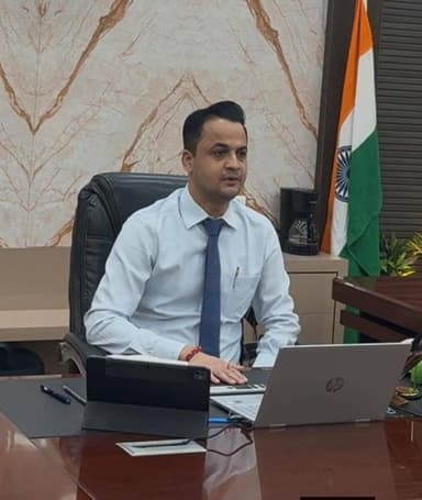 जिलाधिकारी आनंद शर्मा ने शनिवार को वर्चुअल माध्यम से बलिराजगढ़ में भारतीय पुरातत्व सर्वेक्षण (एएसआई) द्वारा संचालित उत्खनन कार्य की प्रगति की विस्तृत समीक्षा की। बैठक में उत्खनन कार्य की वर्तमान स्थिति, प्राप्त पुरातात्विक अवशेषों तथा आगामी कार्ययोजना पर विस्तार से चर्चा करते हुए संबंधित अधिकारियों को आवश्यक दिशा-निर्देश दिए।
#MadhubaniFirst