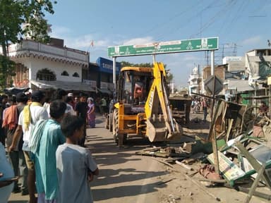 #दलसिंहसराय में प्रशासन का NH28 पर अतिक्रमण के खिलाफ बड़ा अभियान, 67 वाहनो पर 5.81 लाख का जुर्मना..JCB से हटाया अतिक्रमण...
#दलसिंहसराय #Dalsinghsarai