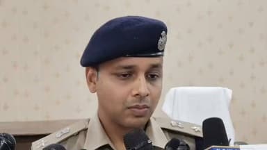 बस यात्रियों को नशीला पदार्थ सुंघाकर लूटने वाले अंतर्राज्यीय गिरोह का पर्दाफाश
फतेहपुर पुलिस की बड़ी कार्रवाई, गिरोह का सक्रिय सदस्य गिरफ्तार, ₹1.25 लाख नकद बरामद
हिस्ट्रीशीटर मुख्य आरोपी पिता फरार, कई जिलों में फैला था जहरखुरानी और साइबर ठगी का नेटवर्क
✒️रिपोर्ट अजय श्रीवास्तव
फतेहपुर (उत्तर प्रदेश)। पुलिस ने रोडवेज बसों में सफर करने वाले यात्रियों को नशीला पदार्थ सुंघाकर लूटने वाले एक अंतर्राज्यीय गिरोह का खुलासा किया है। पुलिस ने गिरोह के एक सक्रिय सदस्य को गिरफ्तार कर उसके कब्जे से ₹1.25 लाख नकद और दो मोबाइल फोन बरामद किए हैं। पुलिस का दावा है कि आरोपी यात्रियों को बेहोश कर उनके एटीएम कार्ड, मोबाइल और अन्य दस्तावेज चोरी कर खातों से रुपये निकालते थे। मुख्य आरोपी अभी फरार है, जिसकी तलाश जारी है।
फतेहपुर पुलिस को उस समय बड़ी सफलता मिली जब साइबर क्राइम थाना पुलिस ने जहरखुरानी कर लूट और साइबर ठगी करने वाले एक अंतर्राज्यीय गिरोह का पर्दाफाश कर दिया। पुलिस ने हरदोई जिले के पिहानी थाना क्षेत्र के मोहल्ला मिश्राना निवासी हर्षित कुमार जोशी (23 वर्ष) को गिरफ्तार किया है।
पुलिस के अनुसार, आरोपी को ज्वालागंज बस स्टैंड के पास से देर रात गिरफ्तार किया गया। तलाशी के दौरान उसके पास से ₹1,25,000 नकद तथा दो मोबाइल फोन बरामद हुए। पूछताछ में आरोपी ने कई चौंकाने वाले खुलासे किए।
जांच में सामने आया कि आरोपी अपने हिस्ट्रीशीटर पिता के साथ मिलकर रोडवेज बसों में अकेले यात्रा करने वाले यात्रियों को निशाना बनाता था। पहले उनसे दोस्ती कर विश्वास जीतता, फिर नशीला पदार्थ सुंघाकर बेहोश कर देता। इसके बाद यात्रियों के मोबाइल, पर्स, एटीएम कार्ड, आधार कार्ड और अन्य जरूरी दस्तावेज चोरी कर लिए जाते थे।
पुलिस अधीक्षक अभिमन्यु मांगलिक ने बताया कि गिरोह चोरी किए गए एटीएम कार्ड का पिन बैंक कस्टमर केयर की प्रक्रिया का दुरुपयोग कर रीसेट करवाता था। ओटीपी प्राप्त कर नया पिन बनाकर खातों से बड़ी रकम निकाल ली जाती थी। निकासी सीमा पूरी होने पर आरोपी यूपीआई और मॉल में खरीदारी के जरिए भी रकम का इस्तेमाल करते थे।
जांच में यह भी सामने आया कि 29 अप्रैल को जमरावां निवासी कुलदीप कुमार के खाते से ₹98,500 तथा 5 जून को ताम्बेश्वर नगर निवासी विवेक कुमार के खाते से ₹1,44,000 की निकासी की गई थी।
पूछताछ के दौरान आरोपी ने स्वीकार किया कि चोरी किए गए मोबाइल और एटीएम कार्ड उसका पिता उपलब्ध कराता था और दोनों मिलकर लंबे समय से कई जनपदों में इस तरह की वारदातों को अंजाम दे रहे थे।
पुलिस ने गिरफ्तार आरोपी को न्यायालय में पेश कर जेल भेज दिया है। वहीं, मुख्य आरोपी की गिरफ्तारी के लिए लगातार दबिश दी जा रही है। पुलिस का कहना है कि गिरोह के अन्य सदस्यों और उनके आपराधिक नेटवर्क की भी जांच की जा रही है।
BYTE: अभिमन्यु मांगलिक, पुलिस अधीक्षक, फतेहपुर
यह कार्रवाई दर्शाती है कि जहरखुरानी और साइबर ठगी जैसे संगठित अपराध लगातार नए तरीके अपनाकर आम लोगों को निशाना बना रहे हैं। पुलिस का कहना है कि यात्रियों को सफर के दौरान अनजान लोगों से सतर्क रहना चाहिए तथा किसी भी संदिग्ध गतिविधि की तत्काल सूचना पुलिस को देनी चाहिए। मामले में आगे की जांच जारी है।
🟥 ND NEWS | दैनिक निष्पक्ष धारा की अपील
एनडी न्यूज़ सभी यात्रियों से अपील करता है कि यात्रा के दौरान किसी भी अनजान व्यक्ति द्वारा दिए गए खाद्य पदार्थ, पेय पदार्थ या सुंघाने वाली किसी वस्तु को स्वीकार न करें। अपने एटीएम कार्ड, मोबाइल और बैंक संबंधी जानकारी पूरी तरह सुरक्षित रखें। पुलिस एवं बैंकिंग संस्थानों से भी अपेक्षा है कि ऐसे संगठित गिरोहों के विरुद्ध समन्वित अभियान चलाकर आम जनता की सुरक्षा सुनिश्चित करें।
👇👇👇
#NDNews #दैनिकनिष्पक्षधारा #Fatehpur #CyberCrime #PoisonGang #Roadways #UPPolice #AbhimanyuMangalik #CrimeNews #CyberFraud #PassengerSafety #UttarPradesh #BreakingNews #CyberSecurity
👇👇
@dgpup
@RSSorg
@UPGovt
@wpl1090
@RSSgeet
@Uppolice
@MIB_India
@PMOIndia
@HMOIndia
@abmanglik
@VHPDigital
@igrangealld
@myogioffice
@InfoDeptUP
@dmfatehpur
@sdmsadarftp
@CMOfficeUP
@CMOUP_RC
@UPPRD1948
@ChiefSecyUP
@ChiefSecyUP
@MahantYogiG
@FatehpurSdm
@fatehpurpolice
@BajrangDalOrg
@rashtrapatibhvn
@UPMahilaKalyan
@112UttarPradesh
@myogiadityanath
@CommissionerPrg
@ADGZonPrayagraj
👇👇👇
🟥 ND NEWS | दैनिक निष्पक्ष धारा
मुख्य संपादक / संस्थापक: राजन सिंह हाड़ा
सह-संपादक: शालिनी सिंह भदौरिया
📍 कार्यालय-3: U158, हीरा स्वीट्स के पास, विकास मार्ग, लक्ष्मी नगर, पूर्वी दिल्ली, पिन कोड – 110092 (NCR)
📞 मोबाइल: 9696119696