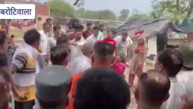 बरोटीवाला में आज स्थानीय युवाओं ने नशे के खिलाफ पहल करते हुए चिट्टे का कारोबार करने के आरोप में एक महिला को पकड़कर पुलिस के हवाले कर दिया। मामले में पुलिस ने महिला को हिरासत में लेकर आगे की कानूनी कार्रवाई शुरू कर दी है। पुलिस जांच पूरी होने तक आरोपों की पुष्टि होना बाकी है।
#Hashtags: #Baddi #Barotiwala #HimachalNews #NStarNews #DrugFreeHimachal #Chitta #BreakingNews #CrimeNews #Police #ViralNews