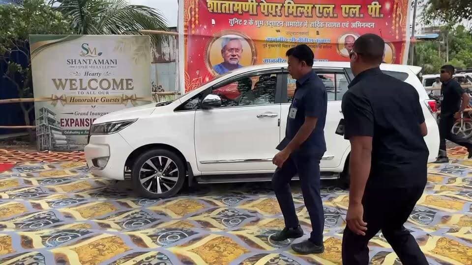 नालंदा: बिहार के पूर्व मुख्यमंत्री सह राज्यसभा सांसद और जदयू के राष्ट्रीय अध्यक्ष नीतीश कुमार रविवार को एक दिवसीय दौरे पर अपने गृह क्षेत्र नालंदा पहुंचे. यहां उन्होंने नूरसराय प्रखंड के डोईया स्थित शांतामनी पेपर मिल के एक्सपेंशन प्रोजेक्ट का दीप प्रज्वलित कर विधिवत शुभारंभ किया. इस कार्यक्रम स्थल पर पहुंचने पर नालंदा की जिलाधिकारी उदिता सिंह ने उनका स्वागत की. इस मौके पर कई उद्योगपति और स्थानीय नेता मौजूद रहे.
इस अवसर पर मौजूद नालंदा के सांसद कौशलेंद्र कुमार ने मिल के संचालक अनिल कुमार को बधाई देते हुए कहा कि पुरानी फैक्ट्री का ही अब बड़ा विस्तार किया गया है और इसकी उत्पादन क्षमता पहले से दोगुनी हो गई है. कंपनी प्रबंधन के अनुसार, शांतामनी पेपर मिल ने अपनी तकनीकी गुणवत्ता बढ़ाते हुए सिंगल वायर मशीन से उत्पादन शुरू किया था. अब इसे आधुनिक डबल वायर तकनीक से लैस किया गया है. इससे कागज की फाइबर संरचना अधिक मजबूत हुई और अब यहां 70 से 200 GSM तक के 18+ उच्च बर्स्ट फैक्टर वाले गुणवत्तापूर्ण ब्राउन क्राफ्ट पेपर का उत्पादन किया जा रहा है.
इस मौके पर सांसद कौशलेंद्र कुमार ने पूर्व सीएम नीतीश कुमार का आभार व्यक्त करते हुए कहा कि उनके आने से उद्योग जगत में नालंदा के प्रति लगाव बढ़ा है. उन्होंने बताया कि कार्यक्रम में आए कई उद्योगपतियों ने नालंदा में नए उद्योग लगाने का आश्वासन दिया है. सांसद ने कहा, "मुख्यमंत्री नहीं होने के बावजूद नीतीश कुमार जी को आज भी नालंदा और पूरे बिहार की चिंता है." उन्होंने भविष्य के नेता के रूप में निशांत कुमार को भी अपनी शुभकामनाएं दी.
बिहार को कर्ज में डुबाने और भारत सम्मान को लेकर विपक्ष के लगातार हमलों पर पलटवार करते हुए सांसद कौशलेंद्र कुमार ने कहा, "विपक्ष का काम ही बोलना है. नीतीश कुमार ने जो काम किया है, उसकी गवाह पूरे बिहार की जनता है. देश के किसी भी राज्य में ऐसा नहीं हुआ है, कि किसी मुख्यमंत्री ने लगातार चौथी बार इतने भारी बहुमत से जीत हासिल की हो. यह उनके द्वारा किए गए विकास कार्यों का ही परिणाम है #नीतीशकुमार #rajysabha # fecbook trending # fecbookriltrending