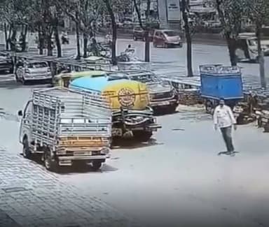 📍 हैदराबाद: मदद की भावना का गलत फायदा!
सरोरनगर में बाइक सवार दो लोगों ने पहले सड़क पर गिरने का नाटक किया। जैसे ही एक राहगीर उनकी मदद के लिए रुका, कुछ ही सेकंड में उसका लगभग ₹1 लाख का मोबाइल फोन चोरी कर फरार हो गए। पूरी घटना CCTV में कैद हो गई।
ऐसी घटनाएं लोगों का भरोसा तोड़ती हैं और जरूरतमंदों की मदद करने से पहले भी सोचने पर मजबूर कर देती हैं।
सतर्क रहें, सुरक्षित रहें।
#Hyderabad #Saroornagar #CCTV #PhoneTheft #CrimeAlert #StayAlert #PublicSafety #StreetCrime #ViralReel #Awareness #India