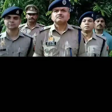 चांडी रोड बाइक लूटकांड का खुलासा: पुलिस मुठभेड़ में वांछित बदमाश गिरफ्तार
कासगंज। थाना कोतवाली कासगंज पुलिस और एसओजी/सर्विलांस टीम ने संयुक्त कार्रवाई में चांडी रोड पर हुई बाइक लूट की घटना का खुलासा करते हुए वांछित अभियुक्त परमवीर विक्रम जीत उर्फ बंटी को पुलिस मुठभेड़ के बाद गिरफ्तार कर लिया। आत्मरक्षा में हुई जवाबी फायरिंग के दौरान आरोपी के पैर में गोली लगी, जिसके बाद उसे उपचार के लिए जिला अस्पताल भेजा गया। पुलिस के अनुसार उसकी हालत सामान्य है।
आरोपी के कब्जे से एक तमंचा, 3 जिंदा कारतूस और 1 खोखा कारतूस (.315 बोर) बरामद हुआ है। यह कार्रवाई पुलिस अधीक्षक ओ.पी. सिंह के निर्देशन में कोतवाली पुलिस और एसओजी/सर्विलांस टीम ने की। पुलिस मामले में अग्रिम वैधानिक कार्रवाई कर रही है।
#KasganjPolice #Kasganj #PoliceEncounter #BikeLoot #CrimeNews #UttarPradesh #BreakingNews