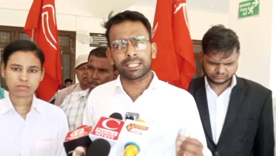 #अलीगढ़: राम मंदिर प्रकरण पर CPI का राज्यपाल को ज्ञापन देकर न्यायिक जांच, ट्रस्ट भंग और दोषियों पर कार्रवाई की मांग
भारतीय कम्युनिस्ट पार्टी (CPI) जिला काउंसिल ने राम मंदिर प्रकरण में कथित अनियमितताओं को लेकर उत्तर प्रदेश के राज्यपाल के नाम ज्ञापन सौंपा। ज्ञापन में मामले की निष्पक्ष न्यायिक जांच कराने, वर्तमान ट्रस्ट को भंग कर नया पारदर्शी ट्रस्ट गठित करने, दोषियों के खिलाफ सख्त कानूनी कार्रवाई करने तथा जांच रिपोर्ट सार्वजनिक करने की मांग की गई। जिला सचिव एहतेशाम बेग ने कहा कि आस्था से जुड़े मामलों में पारदर्शिता और निष्पक्ष जांच बेहद जरूरी है। उन्होंने कहा कि निष्पक्ष कार्रवाई से जनता का विश्वास मजबूत होगा और भविष्य में इस तरह की घटनाओं की पुनरावृत्ति पर रोक लग सकेगी।
#Aligarh #CPI #RamMandir #JusticeForTruth #UPNews #BreakingNews