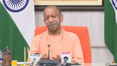 माननीय मुख्यमंत्री योगी आदित्यनाथ जी तरफ से एक पेड़ मां के नाम से लगाने की योजना बनाई जा रही है
पेड़ लगाना अच्छी बात है लगाना भी चाहिए,
#लेकिन पेड़ लगाने से कहीं ज्यादा पेड़ो को सुरक्षित करना जरूरी है,
हमारे कानपुर के यशोदा नगर में सीएम ग्रेड योजना के अंतर्गत विकास के कारण कई हरे भरे पेड़ों को क्षति पहुंच रही है,लगातार यह सिलसिला जारी है,पेड़ बहुत बड़े और अच्छे थे,और बहुत पुराने भी, जिनको बड़े होने में कई सालों लग गए,
नाला पटाई का काम हो रहा है उसमें भी कितने पेड़ो को क्षति पहुंच रही है,
कानपुर में बनी ग्रीन बेल्ट में कुत्ते लोटते है इतनी गंदगी है, दीवारे टूटी जा रही है,पेड़ लगे नहीं है
आखिर हर बार एक पेड़ मां के नाम से लगाया जाता है कहां चले जाते हैं, पार्को में पेड़ नहीं, ग्रीन बेल्टों में पेड़ नहीं, रोड के किनारे बाइपास पर पेड़ नहीं, जो है वो तो केवल काटने का काम हो रहा है,
जहां बड़े प्रोजेक्टों के कारण हजारों पेड़ काटे जाने के आरोप लगते है
यहां पर भी पर्यावरण की रक्षा के लिए गंभीरता दिखानी चाहिए, और ये भी पता लगाना चाहिए कि पिछले साल लगाए गए कितने पेड़
सरवाइव कर पाए,क्या उनकी देख भाल भी कोई करता है?
#पेड़ #लगाना #और #पेड़ #बचाना #दोनों #जरूरी #है।