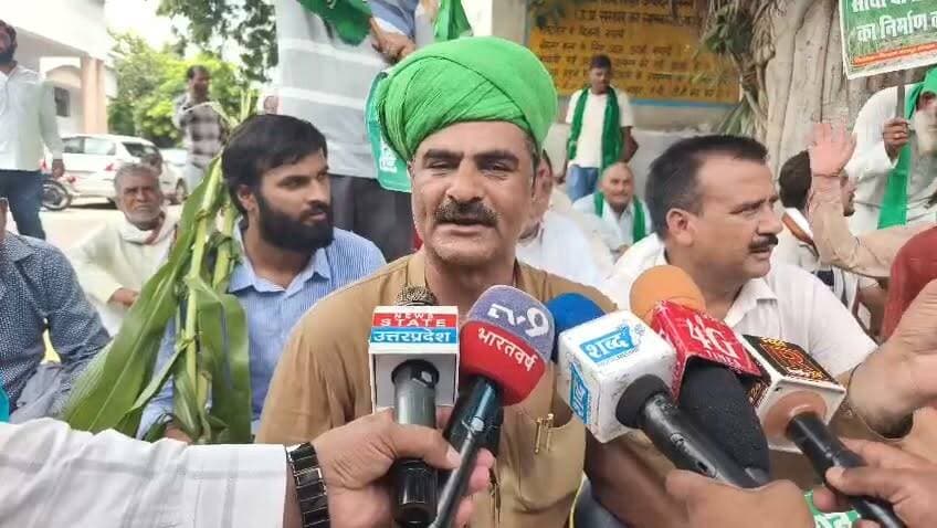 #अलीगढ़: किसानों का अनोखा प्रदर्शन, गले में आलू की माला और हाथों में मक्के के पौधे लेकर कलेक्ट्रेट पहुंचे। साथा चीनी मिल चालू करने और फसलों का उचित मूल्य दिलाने की मांग उठाई।
#AligarhNews #AligarhDailyNews