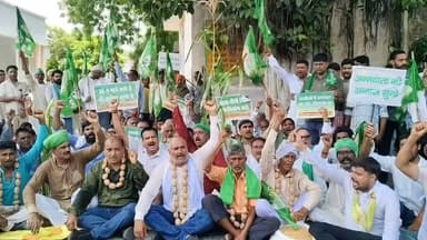 #अलीगढ़: किसानों का शक्ति प्रदर्शन, बैलगाड़ी, गले में आलू की माला और हाथों में मक्का के पौधे लेकर कलेक्ट्रेट पहुंचे किसान। बिजली-खाद संकट, बंद साथा चीनी मिल और फसलों के उचित मूल्य की मांग को लेकर सरकार के खिलाफ जमकर गरजे।
#Aligarh #AligarhNews #FarmersProtest #KisanEkta #UttarPradesh #BreakingNews