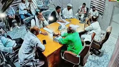 #ब्लॉक #प्रमुख #के #चेंबर #में #वायरल #मारपीट #का #मामला पहुंचा थाने, तीन नामजद पर FIR से आया नया मोड़
गाजीपुर। मुहम्मदाबाद ब्लॉक परिसर स्थित ब्लॉक प्रमुख के चेंबर में जमीन विवाद को लेकर हुई कथित मारपीट का मामला अब कानूनी दायरे में पहुंच गया है। सोशल मीडिया पर वायरल हुए वीडियो से सुर्खियों में आए इस प्रकरण में पुलिस ने तीन लोगों के खिलाफ नामजद मुकदमा दर्ज कर जांच शुरू कर दी है।
प्राप्त जानकारी के अनुसार, 1 जुलाई को एक ही बिरादरी के लोगों के बीच चल रहे जमीन संबंधी विवाद के निस्तारण के लिए मुहम्मदाबाद ब्लॉक प्रमुख अवधेश राय के चेंबर में पंचायत आयोजित की गई थी। उस समय भांवरकोल ब्लॉक प्रमुख प्रतिनिधि आनंद राय 'मुन्ना' भी मौजूद थे। पंचायत के दौरान विवाद बढ़ गया और देखते ही देखते माहौल तनावपूर्ण हो गया। इसी बीच मारपीट की घटना हुई, जिसका वीडियो सोशल मीडिया पर वायरल होने के बाद मामला पूरे जिले में चर्चा का विषय बन गया।
चर्चा यह भी है कि घटना के दौरान ब्लॉक प्रमुख अवधेश राय चेंबर में मौजूद थे, जबकि भांवरकोल ब्लॉक प्रमुख प्रतिनिधि आनंद राय 'मुन्ना' कुछ समय के लिए किसी आवश्यक कार्य से बाहर चले गए थे। बताया जा रहा है कि उनके बाहर रहने के दौरान ही मारपीट हुई। घटना की जानकारी मिलते ही वह वापस चेंबर में पहुंचे, जिसके बाद वहां मौजूद लोगों ने हस्तक्षेप कर मामला शांत कराया।
इस मामले में दर्ज FIR में वादी जयशंकर राय ने आरोप लगाया है कि पंचायत के दौरान कृष्ण कुमार राय, राजकुमार राय और अभिषेक राय ने उनके साथ गाली-गलौज, मारपीट की तथा जान से मारने की धमकी दी। शिकायत के आधार पर थाना मुहम्मदाबाद पुलिस ने तीनों के विरुद्ध भारतीय न्याय संहिता (BNS) की धाराओं 115(2), 352 एवं 351(3) के तहत मुकदमा दर्ज कर विवेचना शुरू कर दी है।
अब इस बहुचर्चित प्रकरण में पुलिस जांच और आगे की कार्रवाई पर सभी की नजरें टिकी हैं। वायरल वीडियो, प्रत्यक्षदर्शियों के बयान और अन्य साक्ष्यों के आधार पर जांच किस दिशा में आगे बढ़ती है, इसे लेकर क्षेत्र में उत्सुकता बनी हुई है। #bharanews61 #Ghazipurnews #गाजीपुर #समाचार Sunita Singh Gahmari Amit Singh Piyush Kumar Rai Anand Rai Vishal Singh Chanchal कुश सिंह Rajkumar Singh