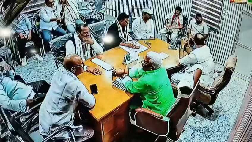 #ब्लॉक #प्रमुख #के #चेंबर #में #वायरल #मारपीट #का #मामला पहुंचा थाने, तीन नामजद पर FIR से आया नया मोड़
गाजीपुर। मुहम्मदाबाद ब्लॉक परिसर स्थित ब्लॉक प्रमुख के चेंबर में जमीन विवाद को लेकर हुई कथित मारपीट का मामला अब कानूनी दायरे में पहुंच गया है। सोशल मीडिया पर वायरल हुए वीडियो से सुर्खियों में आए इस प्रकरण में पुलिस ने तीन लोगों के खिलाफ नामजद मुकदमा दर्ज कर जांच शुरू कर दी है।
प्राप्त जानकारी के अनुसार, 1 जुलाई को एक ही बिरादरी के लोगों के बीच चल रहे जमीन संबंधी विवाद के निस्तारण के लिए मुहम्मदाबाद ब्लॉक प्रमुख अवधेश राय के चेंबर में पंचायत आयोजित की गई थी। उस समय भांवरकोल ब्लॉक प्रमुख प्रतिनिधि आनंद राय 'मुन्ना' भी मौजूद थे। पंचायत के दौरान विवाद बढ़ गया और देखते ही देखते माहौल तनावपूर्ण हो गया। इसी बीच मारपीट की घटना हुई, जिसका वीडियो सोशल मीडिया पर वायरल होने के बाद मामला पूरे जिले में चर्चा का विषय बन गया।
चर्चा यह भी है कि घटना के दौरान ब्लॉक प्रमुख अवधेश राय चेंबर में मौजूद थे, जबकि भांवरकोल ब्लॉक प्रमुख प्रतिनिधि आनंद राय 'मुन्ना' कुछ समय के लिए किसी आवश्यक कार्य से बाहर चले गए थे। बताया जा रहा है कि उनके बाहर रहने के दौरान ही मारपीट हुई। घटना की जानकारी मिलते ही वह वापस चेंबर में पहुंचे, जिसके बाद वहां मौजूद लोगों ने हस्तक्षेप कर मामला शांत कराया।
इस मामले में दर्ज FIR में वादी जयशंकर राय ने आरोप लगाया है कि पंचायत के दौरान कृष्ण कुमार राय, राजकुमार राय और अभिषेक राय ने उनके साथ गाली-गलौज, मारपीट की तथा जान से मारने की धमकी दी। शिकायत के आधार पर थाना मुहम्मदाबाद पुलिस ने तीनों के विरुद्ध भारतीय न्याय संहिता (BNS) की धाराओं 115(2), 352 एवं 351(3) के तहत मुकदमा दर्ज कर विवेचना शुरू कर दी है।
अब इस बहुचर्चित प्रकरण में पुलिस जांच और आगे की कार्रवाई पर सभी की नजरें टिकी हैं। वायरल वीडियो, प्रत्यक्षदर्शियों के बयान और अन्य साक्ष्यों के आधार पर जांच किस दिशा में आगे बढ़ती है, इसे लेकर क्षेत्र में उत्सुकता बनी हुई है। #bharanews61 #Ghazipurnews #गाजीपुर #समाचार Sunita Singh Gahmari Amit Singh Piyush Kumar Rai Anand Rai Vishal Singh Chanchal कुश सिंह Rajkumar Singh