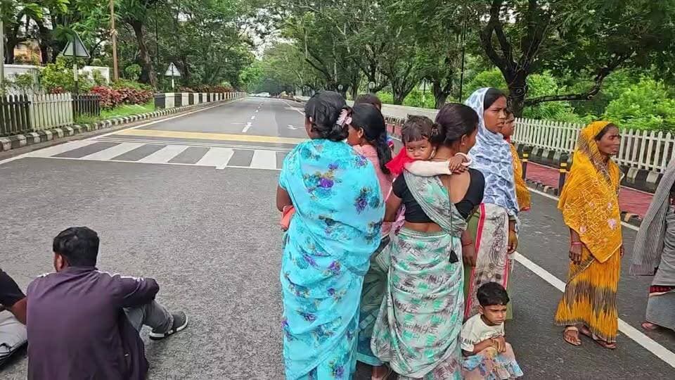 राजधानी रांची के धुर्वा (Sector-3) के पास सड़क जाम की स्थिति पर यह LIVE कवरेज प्रस्तुत की जा रही है। ट्रैफिक की स्थिति, मौके का माहौल और प्रशासन से जुड़ी उपलब्ध जानकारी साझा की जा रही है।
#Ranchi #RanchiLive #Dhurwa #Sector3 #RoadJam #TrafficUpdate #Jharkhand #BreakingNews #RanchiClubTV #LiveNews #रांची #धुर्वा #सड़कजाम #ट्रैफिक #झारखंड #ब्रेकिंगन्यूज #RanchiNews #LiveUpdate #PublicAwareness #TrafficAlert