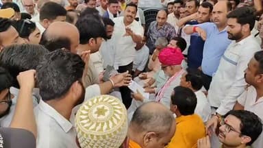 हाल-ए-बयां.........
ये हाल है बारां भाजपा के.....
विडियो में देखिए व सुनिए.....
बारां के युवा नेता दिलीप शाक्यवाल और अन्य पार्षदों को मंत्री के सामने बोलने से रोक, भाजपाईयों ने कहा- यह है हमारे नेताओं के हाल,,,
******तो राजस्थान के यूडीएच मंत्री व बारां भाजपा सवालों से घबराई,******
बारां नगर परिषद धर्मशाला में आयोजित शिविर के मन्त्री के निरीक्षण के दौरान आमजन की समस्याओं से जुड़े, पत्रकारों को सवाल पूंछने पर विधायक व भाजपा नेताओं ने पत्रकारों को भी रोका, सफाई व्यवस्था, घर-घर कचरा संग्रहण, सड़कें, जलभराव और अन्य जनहित के मुद्दों से जुड़े थे प्रश्न।।
शहर कांग्रेस बारां भाजपा जिलाध्यक्ष बारां
डॉ॰ललित मीणा बारां #BaranBJP #CMO #cmojaipur #CMORajasthan #BJPGovernment #BJP4IND #rajasthanbjp #Baran #BreakingNews #trendingnews #Vairalvideo