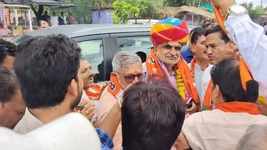 बांधना पड़ेगा बारां का साफा,,,ढ़ाई साल में पहली बार बारां पधारे हो, ""किशनगंज विधायक ललित मीणा का तंज या अपनी ही सरकार के मन्त्री पर बारां में ढ़ाई साल में एक भी बार नहीं आने का आरोप"""" सूनिए........
हालांकि मन्त्री जी के आने से पहले ही बारां की सड़कों की बदहाली के पोस्टर लगे।।।
यूडीएच मंत्री झाबर सिंह खर्रा आज बारां में पहुंचे, पहुंचने पर भाजपा नेताओं ने किया स्वागत,
भाजपा जिलाध्यक्ष बारां , शहर कांग्रेस बारां ,
डॉ॰ललित मीणा बारां #udhminister #jhabarshinghkharra #Baran #CMO #cmojaipur #CMORajasthan #BJPGovernment #BJPNEWS #bjprajasthan #BaranBJP #radhyeshyambairwa #MLAlalitmeena #Breakingnews #trendingnews #vairalpost