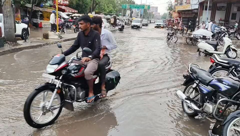 #बहरोड़ क्षेत्र में बारिश के बाद लोगो को गर्मी से मिली कुछ राहत,वही सड़के हुई जलमग्न,नेताओं के विकास की खुली पोल....