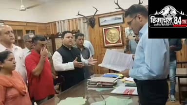 जनजातीय भवन और सराय खाली करवाने की मांग तेज, एकजुट हुए जनजातीय संगठन
45 वर्ष पुरानी जनजातीय सराय से सरकारी कार्यालय हटाने की मांग, उपायुक्त ने शीघ्र कार्रवाई का दिया आश्वासन
चंबा जिले में जनजातीय भवन बालू और लगभग 45 वर्ष पुरानी जनजातीय सराय को उनके मूल उद्देश्य के अनुरूप जनजातीय समुदाय के उपयोग के लिए उपलब्ध करवाने की मांग तेज हो गई है। इस मुद्दे पर पंगवाल एकता मंच, गद्दी संस्कृति विकास मंच सहित विभिन्न जनजातीय संगठन एकजुट होकर जिला कांग्रेस अध्यक्ष एडवोकेट सुरजीत शर्मा भरमौरी के नेतृत्व में उपायुक्त चंबा से मिले।प्रतिनिधिमंडल ने बताया कि इन भवनों का निर्माण जनजातीय क्षेत्रों से उपचार, शिक्षा, प्रशासनिक कार्यों और अन्य आवश्यक कार्यों के लिए चंबा आने वाले लोगों की सुविधा को ध्यान में रखकर किया गया था। वर्तमान में यहां विभिन्न सरकारी कार्यालय संचालित होने से जनजातीय समुदाय इन सुविधाओं का लाभ नहीं ले पा रहा है।उपायुक्त चंबा ने प्रतिनिधिमंडल की मांगों को गंभीरता से सुनते हुए आश्वासन दिया कि जनजातीय सराय में संचालित कार्यालयों को अन्य उपयुक्त स्थान पर स्थानांतरित करने की प्रक्रिया शीघ्र शुरू की जाएगी।
#Chamba #TribalCommunity #JanjatiyaBhawan #TribalHostel #HimachalPradesh #HimachalNews #BreakingNews #Pangi #Bharmour #Administration #Himachal84TV #84TV #LatestNews