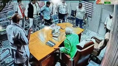 #ब्लॉक #प्रमुख #के #चेंबर #में #वायरल #मारपीट #का #मामला पहुंचा थाने, तीन नामजद पर FIR से आया नया मोड़
गाजीपुर। मुहम्मदाबाद ब्लॉक परिसर स्थित ब्लॉक प्रमुख के चेंबर में जमीन विवाद को लेकर हुई कथित मारपीट का मामला अब कानूनी दायरे में पहुंच गया है। सोशल मीडिया पर वायरल हुए वीडियो से सुर्खियों में आए इस प्रकरण में पुलिस ने तीन लोगों के खिलाफ नामजद मुकदमा दर्ज कर जांच शुरू कर दी है।
प्राप्त जानकारी के अनुसार, 1 जुलाई को एक ही बिरादरी के लोगों के बीच चल रहे जमीन संबंधी विवाद के निस्तारण के लिए मुहम्मदाबाद ब्लॉक प्रमुख अवधेश राय के चेंबर में पंचायत आयोजित की गई थी। उस समय भांवरकोल ब्लॉक प्रमुख प्रतिनिधि आनंद राय 'मुन्ना' भी मौजूद थे। पंचायत के दौरान विवाद बढ़ गया और देखते ही देखते माहौल तनावपूर्ण हो गया। इसी बीच मारपीट की घटना हुई, जिसका वीडियो सोशल मीडिया पर वायरल होने के बाद मामला पूरे जिले में चर्चा का विषय बन गया।
चर्चा यह भी है कि घटना के दौरान ब्लॉक प्रमुख अवधेश राय चेंबर में मौजूद थे, जबकि भांवरकोल ब्लॉक प्रमुख प्रतिनिधि आनंद राय 'मुन्ना' कुछ समय के लिए किसी आवश्यक कार्य से बाहर चले गए थे। बताया जा रहा है कि उनके बाहर रहने के दौरान ही मारपीट हुई। घटना की जानकारी मिलते ही वह वापस चेंबर में पहुंचे, जिसके बाद वहां मौजूद लोगों ने हस्तक्षेप कर मामला शांत कराया।
इस मामले में दर्ज FIR में वादी जयशंकर राय ने आरोप लगाया है कि पंचायत के दौरान कृष्ण कुमार राय, राजकुमार राय और अभिषेक राय ने उनके साथ गाली-गलौज, मारपीट की तथा जान से मारने की धमकी दी। शिकायत के आधार पर थाना मुहम्मदाबाद पुलिस ने तीनों के विरुद्ध भारतीय न्याय संहिता (BNS) की धाराओं 115(2), 352 एवं 351(3) के तहत मुकदमा दर्ज कर विवेचना शुरू कर दी है।
अब इस बहुचर्चित प्रकरण में पुलिस जांच और आगे की कार्रवाई पर सभी की नजरें टिकी हैं। वायरल वीडियो, प्रत्यक्षदर्शियों के बयान और अन्य साक्ष्यों के आधार पर जांच किस दिशा में आगे बढ़ती है, इसे लेकर क्षेत्र में उत्सुकता बनी हुई है। #bharanews61 #Ghazipurnews #गाजीपुर #समाचार Sunita Singh Gahmari Amit Singh Piyush Kumar Rai Anand Rai Vishal Singh Chanchal कुश सिंह Rajkumar Singh