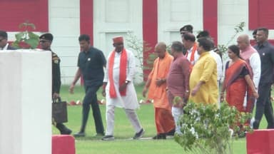 वाराणसी पहुंचे CM Yogi
योगी आदित्यनाथ दो दिवसीय दौरे पर वाराणसी पहुंच गए हैं। पुलिस लाइन हेलीपैड पर आगमन के बाद वह सर्किट हाउस के लिए रवाना हुए, जहां अधिकारियों के साथ विकास कार्यों और कानून-व्यवस्था की समीक्षा बैठक करेंगे।
मुख्यमंत्री अपने प्रवास के दौरान काशी विश्वनाथ मंदिर में बाबा विश्वनाथ के दर्शन-पूजन भी करेंगे। इसके अलावा वह उत्तर प्रदेश सरकार के राज्यमंत्री दयाशंकर मिश्रा 'दयालु' के पुत्र के विवाह समारोह में भी शामिल होंगे। मुख्यमंत्री रात्रि विश्राम सर्किट हाउस में करेंगे।
दौरे के दूसरे दिन मुख्यमंत्री योगी टीएफसी सेंटर पहुंचेंगे, जहां बेसिक और माध्यमिक शिक्षकों के लिए कैशलेस स्वास्थ्य सुविधा योजना का शुभारंभ करेंगे। इस वीडियो में देखिए मुख्यमंत्री योगी आदित्यनाथ के वाराणसी दौरे का पूरा कार्यक्रम और सभी महत्वपूर्ण अपडेट।
#CMYogi #YogiAdityanath #Varanasi #Kashi #KashiVishwanath #YogiInVaranasi #UPNews #VaranasiNews #Teachers #LiveVNS #BreakingNews #UttarPradesh