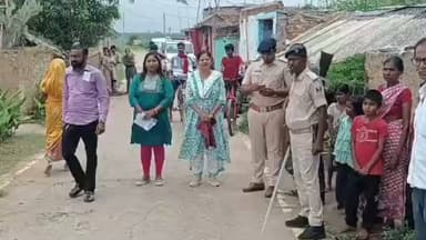 🔥 रास्ता रोककर सरकारी जमीन पर कब्जा? प्रशासन ने चला दी जेसीबी!
डुमरामा मोहल्ले में सरकारी भूमि पर अतिक्रमण की शिकायत मिलते ही प्रशासन हरकत में आया। सीओ रजनी कुमारी के नेतृत्व में पुलिस और राजस्व टीम ने मौके पर पहुंचकर जेसीबी से अतिक्रमण हटाया। ग्रामीणों की शिकायत थी कि कब्जे के कारण रास्ता बाधित हो गया था।
👉 आखिर किस पर लगा सरकारी जमीन पर कब्जे का आरोप? पूरी खबर पढ़ें।
#Amarpur #Banka #Encroachment #JCBAction #BiharNews #AmarpurNews #GovernmentLand #COAction #BreakingNews #BiharPolice #LocalNews