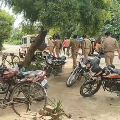 गोंडा के धानेपुर थाना क्षेत्र के बाबागंज स्थित ठाकुरदास पुरवा चौराहे पर दो पक्षों के बीच पहले मारपीट हुई, जिसके बाद फायरिंग की घटना हो गई। फायरिंग में राहुल ओझा के आंख के पास गोली लगने से वह गंभीर रूप से घायल हो गए। प्राथमिक उपचार के बाद जिला अस्पताल के डॉक्टरों ने उनकी गंभीर हालत को देखते हुए हायर सेंटर रेफर कर दिया। बताया जा रहा है कि विनय और राहुल ओझा का सुनील पासी से विवाद के दौरान मारपीट हुई, जिसमें सुनील पासी भी घायल हुआ है। सूचना मिलते ही क्षेत्राधिकारी (सीओ) और कोतवाल मौके पर पहुंचे तथा मामले की जांच शुरू कर दी। पुलिस के अनुसार दोनों पक्षों के बीच पहले से विवाद चला आ रहा था और उसी रंजिश में घटना हुई। पुलिस सभी पहलुओं की जांच कर आगे की विधिक कार्रवाई कर रही है।
#Gonda #Dhanepur #BreakingNews #CrimeNews #UttarPradesh