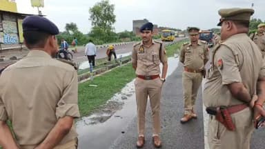 सैनी सड़क हादसे के घटनास्थल पर पहुंचे एसपी, अज्ञात वाहन की तलाश में टीमें गठित
सैनी (कौशाम्बी)। थाना सैनी क्षेत्र में राष्ट्रीय राजमार्ग पर हुए सड़क हादसे के बाद पुलिस अधीक्षक सत्यनारायण ने घटनास्थल का निरीक्षण कर हालात का जायजा लिया। उन्होंने संबंधित अधिकारियों को आवश्यक दिशा-निर्देश देते हुए दुर्घटना की जांच में तेजी लाने को कहा।
निरीक्षण के दौरान क्षेत्राधिकारी सिराथू सत्येंद्र तिवारी, थाना प्रभारी सैनी एवं पुलिस टीम मौजूद रही। पुलिस ने मृतकों के शवों का पंचायतनामा भरकर पोस्टमार्टम के लिए भेज दिया है।
पुलिस अधीक्षक ने दुर्घटना कारित करने वाले अज्ञात वाहन की तलाश के लिए टीमों का गठन किया है। पुलिस का कहना है कि मामले में आवश्यक विधिक कार्रवाई करते हुए फरार वाहन एवं चालक की तलाश जारी है।
#कौशाम्बी #सैनी #सड़क_हादसा #पुलिस_अधीक्षक #राष्ट्रीय_राजमार्ग निरीक्षण पुलिस_कार्रवाई दैनिक_जागरण