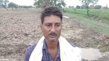 आखिर ये किसान कबतक दर दर की ठोकरे खाता रहेगा.....
#सिमरिया #जदीद में #चकमार्ग और #नाली की #भूमि को लेकर #विवाद, #डीएम से #निष्पक्ष #जांच की #मांग
#बांदा जनपद के #अतर्रा #तहसील स्थित #राजस्व ग्राम #सिमरिया_जदीद में नाली एवं चकमार्ग संख्या 161 और 162 को लेकर बड़ा विवाद सामने आया है। शिकायतकर्ता ने #जिलाधिकारी बांदा को #प्रार्थना_पत्र देकर आरोप लगाया है कि ग्राम प्रधान के परिवार के लोगों ने सरकारी भूमि पर अवैध कब्जा कर रखा है। शिकायत में यह भी आरोप है कि #लेखपाल #हरिकुंवर_द्विवेदी द्वारा प्रस्तुत #जांच #आख्या में #गंभीर #विरोधाभास हैं। एक #रिपोर्ट में श्यामार का #पेड़ तो दूसरी में #महुवा का पेड़ दर्शाए जाने से #जांच की निष्पक्षता पर सवाल उठ रहे हैं। #शिकायतकर्ता ने पूरे मामले की #उच्चस्तरीय जांच कराकर यदि आरोप सही पाए जाएं तो #दोषियों के #विरुद्ध #कठोर #कानूनी कार्रवाई की #मांग की है। अब निगाहें प्रशासन की कार्रवाई पर टिकी हैं। हिन्दुस्तान की शाम - Hindustan ki sham