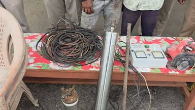 दो सगे भाई गिरफ्तार........
जांजगीर-चांपा | फार्म हाउस में चोरी करने वाले दो सगे भाई गिरफ्तार
सारागांव थाना पुलिस ने त्वरित कार्रवाई करते हुए फार्म हाउस में चोरी की वारदात का खुलासा कर दो सगे भाइयों को गिरफ्तार किया है। शिकायत के अनुसार निर्माणाधीन पेट्रोल पंप के सामने स्थित फार्म हाउस से सबमर्सिबल पंप, रॉड कटर मशीन, बिजली तार, पैनल और अन्य सामान चोरी हुआ था। सूचना मिलते ही पुलिस ने घेराबंदी कर दोनों आरोपियों को पकड़ लिया। पूछताछ में आरोपियों ने चोरी की बात स्वीकार कर ली। पुलिस ने उनके कब्जे से करीब 20 हजार रुपये का चोरी का सामान, बिना नंबर की स्प्लेंडर मोटरसाइकिल और चोरी में इस्तेमाल किया गया सब्बल बरामद किया है। दोनों आरोपियों को न्यायालय में पेश कर न्यायिक रिमांड पर जेल भेज दिया गया।
#CGVoiceNews #JanjgirChampa #SaragaoPolice #BreakingNews #TheftCase #CrimeNews #ChhattisgarhNews #CGPolice #LatestNews