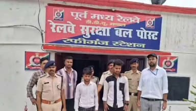 रफीगंज रेलवे पुलिस ने डीहवारा स्थान के समीप से 12 के जी 740 ग्राम गांजा के साथ दो व्यक्ति गिरफ्तार
#रफीगंज #रफीगंज_रेलवे_स्टेशन #RafiganjNewsChannel #RafiganjNews #Rafiganj
