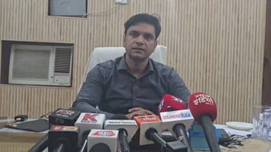 #देवरिया ::सरकारी आवास या नशे का अड्डा? महिला के गंभीर आरोपों के बाद बिजली विभाग में मची खलबली, पुलिस ने शुरू की जांच
DM Deoria #deoria