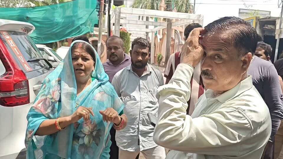 वेंडिंग जोन को लेकर पार्षद और नगर निगम के अधिकारियो में हुई तीखी बहस, पार्षद बोली पहले JCB हम पर चलेगी फिर होगा काम #nagarnigamjhansi #पार्षद #अधिकारी