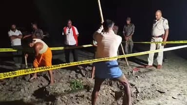 समस्तीपुर जिले के विद्यापतिनगर थाना क्षेत्र से गायब नौवीं के छात्र ईशांत उर्फ छोटू का शव 29 दिन बाद 10 फीट गड्ढे में मिला दफन, आत्मसमर्पण कर चुके आरोपी की निशानदेही पर कलना चौर में हुई खुदाई, FSL टीम ने जुटाए साक्ष्य, 10 जून को दोस्तों के बुलावे पर घर से निकला था छोटू, फिर नहीं लौटा, शव निकलते ही मची चीख-पुकार, बंगराहा पंचायत की वारदात...
#Samastipur #Vidyapatinagar #mohiuddinnagar #viral #trendingnow