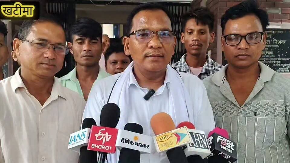 🚨 #ब्रेकिंग | #खटीमा | #ऊधम #सिंह #नगर
▶️ #उत्तराखंड में पृथक जनजाति कार्य मंत्रालय की स्थापना की मांग तेज।
▶️ #मूल आदिवासी जनजाति कल्याण संस्था ने तहसीलदार के माध्यम से मुख्यमंत्री को भेजा ज्ञापन।
▶️ #वरिष्ठ उपाध्यक्ष रमेश सिंह राणा के नेतृत्व में कार्यकर्ताओं ने उठाई मांग।
▶️ #केंद्र सरकार की तर्ज पर राज्य में अलग जनजाति कार्य मंत्रालय बनाने की अपील।
▶️ #थारू, बुक्सा, जौनसारी, भोटिया और राजी जनजातियों के समग्र विकास के लिए विशेष मंत्रालय की मांग।
▶️ #शिक्षा, स्वास्थ्य, रोजगार और सांस्कृतिक संरक्षण के लिए अलग योजनाएं संचालित करने की मांग।
▶️ #जनजातीय समुदायों के अधिकारों और कल्याण योजनाओं के प्रभावी क्रियान्वयन पर दिया जोर।
▶️ #ज्ञापन में कहा गया—जनजातियों की समस्याओं के समाधान के लिए अलग मंत्रालय समय की आवश्यकता।
▶️ #एड रमेश सिंह राणा बोले—पहले भी कई बार उठाई गई मांग, लेकिन अब तक नहीं हुई ठोस कार्रवाई।
▶️ #मुख्यमंत्री से शीघ्र निर्णय लेकर जनजाति कार्य मंत्रालय के गठन की पहल करने की अपील।
बेबाक उत्तराखंड #डिजिटल ✍️✍️✍️