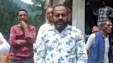 बिना टैग के मवेशियों को जंगल ले जाने के मामले पर भड़के भंदल क्षेत्र के लोग
भंदल क्षेत्र के लोगों ने बिना पहचान (टैग) वाले मवेशियों को जंगलों और धारों की ओर ले जाने का कड़ा विरोध किया है। स्थानीय लोगों का कहना है कि बिना टैग के मवेशियों की पहचान करना संभव नहीं होता, जिससे भविष्य में कई तरह की समस्याएं पैदा हो सकती हैं।
ग्रामीणों ने स्पष्ट शब्दों में कहा, "टैग नहीं तो मवेशी नहीं जाएंगे धार चरने।" उनका कहना है कि केवल पहचान टैग लगे मवेशियों को ही चराई के लिए धारों पर भेजा जाना चाहिए, ताकि उनकी सही पहचान बनी रहे और किसी भी तरह की अनियमितता पर रोक लग सके।
स्थानीय लोगों ने प्रशासन से भी नियमों का सख्ती से पालन कराने और बिना टैग वाले मवेशियों के खिलाफ आवश्यक कार्रवाई करने की मांग की है।
– पहाड़ी न्यूज़ | सुनील पहाड़ी
#PahadiNews #SunilPahadi #Bhandal #Kihar #Salooni #Chamba #HimachalPradesh #Livestock #AnimalTagging #Cattle #PoliceAction #LocalNews #BreakingNews #HimachalNews #ViralNews #TrendingNews