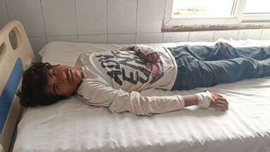 बारात देखने गए 14 वर्षीय किशोर पर जानलेवा हमला, पुरानी रंजिश में लाठी-डंडों से बेरहमी से पीटने का आरोप
पीड़ित परिवार ने राधानगर पुलिस पर एफआईआर दर्ज न करने और आरोपियों को छोड़ने का लगाया आरोप
पुलिस अधीक्षक से लगाई न्याय की गुहार, जान-माल की सुरक्षा और तत्काल कार्रवाई की मांग
✒️ रिपोर्ट अजय श्रीवास्तव
फतेहपुर (उत्तर प्रदेश) राधानगर थाना क्षेत्र के रमवां पंथुवा गांव में 14 वर्षीय किशोर पर कथित रूप से लाठी-डंडों से जानलेवा हमला किए जाने का मामला सामने आया है। पीड़ित पक्ष का आरोप है कि पुरानी रंजिश के चलते किशोर को बारात देखने के दौरान घेरकर बेरहमी से पीटा गया, जिससे उसके सिर और हाथ में गंभीर चोटें आईं। परिवार ने पुलिस पर एफआईआर दर्ज न करने और आरोपियों के खिलाफ कार्रवाई में लापरवाही बरतने का आरोप लगाया है। इन आरोपों की स्वतंत्र पुष्टि नहीं हुई है और पुलिस का विस्तृत पक्ष सामने आना शेष है।
फतेहपुर। राधानगर थाना क्षेत्र के रमवां पंथुवा गांव में एक 14 वर्षीय किशोर पर कथित रूप से पुरानी रंजिश के चलते जानलेवा हमला किए जाने का मामला सामने आया है। पीड़ित परिवार ने पुलिस अधीक्षक को शिकायती प्रार्थना पत्र देकर मुकदमा दर्ज कराने, आरोपियों की गिरफ्तारी तथा परिवार की सुरक्षा की मांग की है।
प्रार्थना पत्र के अनुसार, भोला पुत्र श्री शक्ति ने बताया कि उनका 14 वर्षीय पुत्र कुलदीप कुमार उर्फ रामदीन 7 जुलाई 2026 की शाम लगभग 6 बजे गांव में एक बारात देखने गया था। आरोप है कि पहले से घात लगाए बैठे धनंजय, सर्वेश और जियालाल ने उसे रोक लिया और पुरानी रंजिश के चलते गाली-गलौज करते हुए लाठी-डंडों से हमला कर दिया।
पीड़ित पक्ष का दावा है कि हमले में किशोर का सिर फट गया, हाथ का पंजा टूट गया और वह गंभीर रूप से घायल होकर बेहोश हो गया। शोर सुनकर ग्रामीण मौके पर पहुंचे तो आरोपी वहां से फरार हो गए। इसके बाद 112 एम्बुलेंस की सहायता से घायल किशोर को जिला अस्पताल में भर्ती कराया गया, जहां उसका उपचार जारी है।
शिकायतकर्ता ने आरोप लगाया है कि अगले दिन राधानगर थाने में शिकायत देने के बावजूद एफआईआर दर्ज नहीं की गई। उनका यह भी आरोप है कि पुलिस ने आरोपियों को थाने बुलाकर कुछ समय बाद छोड़ दिया। इन आरोपों की स्वतंत्र पुष्टि नहीं हुई है।
परिवार का कहना है कि आरोपी अब भी घर पहुंचकर धमकी दे रहे हैं और शिकायत वापस लेने का दबाव बना रहे हैं। इसी कारण पीड़ित पक्ष ने पुलिस अधीक्षक से मामले में निष्पक्ष जांच, तत्काल एफआईआर दर्ज करने, आरोपियों की गिरफ्तारी और परिवार की सुरक्षा सुनिश्चित करने की मांग की है।
फिलहाल इस मामले में पुलिस की ओर से कोई विस्तृत आधिकारिक बयान सार्वजनिक नहीं हुआ है। जांच के बाद ही पूरे घटनाक्रम की स्पष्ट स्थिति सामने आएगी।
नाबालिगों से जुड़े हिंसक मामलों में त्वरित चिकित्सीय सहायता, निष्पक्ष जांच और समयबद्ध कानूनी कार्रवाई अत्यंत महत्वपूर्ण होती है। यदि पीड़ित पक्ष द्वारा लगाए गए आरोप सही पाए जाते हैं तो संबंधित व्यक्तियों के विरुद्ध कानून के अनुसार कार्रवाई की जानी चाहिए। वहीं जांच पूरी होने से पहले किसी भी पक्ष को दोषी मानना उचित नहीं होगा।
🟥 ND NEWS | दैनिक निष्पक्ष धारा की अपील
एनडी न्यूज़ एवं दैनिक निष्पक्ष धारा जिला पुलिस प्रशासन से अपील करता है कि मामले की निष्पक्ष, पारदर्शी और समयबद्ध जांच कराई जाए। यदि शिकायत में लगाए गए आरोप सही पाए जाते हैं तो दोषियों के विरुद्ध कठोर वैधानिक कार्रवाई सुनिश्चित की जाए। साथ ही पीड़ित परिवार की सुरक्षा और घायल किशोर को समुचित चिकित्सा उपलब्ध कराई जाए।
👇👇👇
#NDNews #Fatehpur #Radhanagar #RamwanPanthuwa #CrimeNews #UPPolice #JusticeForVictim #LawAndOrder #BreakingNews #PoliceInvestigation
👇👇
@dgpup
@RSSorg
@UPGovt
@wpl1090
@RSSgeet
@Uppolice
@MIB_India
@PMOIndia
@HMOIndia
@abmanglik
@VHPDigital
@igrangealld
@myogioffice
@InfoDeptUP
@dmfatehpur
@sdmsadarftp
@CMOfficeUP
@CMOUP_RC
@ChiefSecyUP
@ChiefSecyUP
@MahantYogiG
@FatehpurSdm
@fatehpurpolice
@BajrangDalOrg
@rashtrapatibhvn
@UPMahilaKalyan
@112UttarPradesh
@myogiadityanath
@CommissionerPrg
@ADGZonPrayagraj
👇👇👇
🟥 ND NEWS | दैनिक निष्पक्ष धारा
मुख्य संपादक / संस्थापक: राजन सिंह हाड़ा
सह-संपादक: शालिनी सिंह भदौरिया
📍 कार्यालय-3: U158, हीरा स्वीट्स के पास, विकास मार्ग, लक्ष्मी नगर, पूर्वी दिल्ली,110092 (NCR)
📍 कार्यालय-2: विधानसभा रोड, बर्लिंगटन चौराहा,लखनऊ – 226001 (UP)
📍 कार्यालय-1: 1/1 अटल बिहारी चौराहा, नियर बर्मा चौराहा, फतेहपुर – 212601 (UP)
📅 दिनांक: 09 जुलाई 2026
📆 दिन: गुरुवार
📧 Email: ndnewschannel@gmail.com
📞 मोबाइल: 9696119696