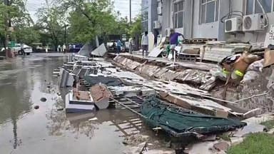 नोएडा में कंपनी की दीवार भरभराकर गिरी सेक्टर-63 में जलभराव के बीच E-45 स्थित एक कंपनी की दीवार भरभराकर गिर गई। बताया जा रहा है कि नाली जाम होने से सड़क पर पानी भर गया था,जिसके चलते हादसा हुआ। गनीमत रही कि घटना में किसी के हताहत होने की सूचना नहीं है #Noida #Sector63 #Waterlogging https://t.co/V9O6UakfRT