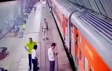 🚨 RPF जवान की सतर्कता ने बचाई यात्री की जान! 👏🚆
📍 झांसी
ड्यूटी पर तैनात RPF कांस्टेबल प्रवीण कुमार ने अपनी सूझबूझ और त्वरित कार्रवाई से एक ट्रेन यात्री की जान बचा ली। पूरी घटना कैमरे में कैद हो गई और अब सोशल मीडिया पर तेजी से वायरल हो रही है।
ऐसे कर्मियों की सतर्कता और साहस रोज़ाना अनगिनत लोगों की सुरक्षा सुनिश्चित करते हैं।
👏 कांस्टेबल प्रवीण कुमार को सलाम!
#RPF #IndianRailways #Jhansi #RealHero #Train #RailwaySafety #Bravery #ViralVideo #IndiaNews #Respect