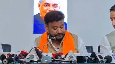 प्रशांत किशोर का डर या परिवारिक वजह!
भाजपा प्रत्याशी का मैदान छोड़ने का असली क्या है वजह? सीएम सम्राट चौधरी नामांकन सभा में भरा था दम।
#followersシ゚ #foryou