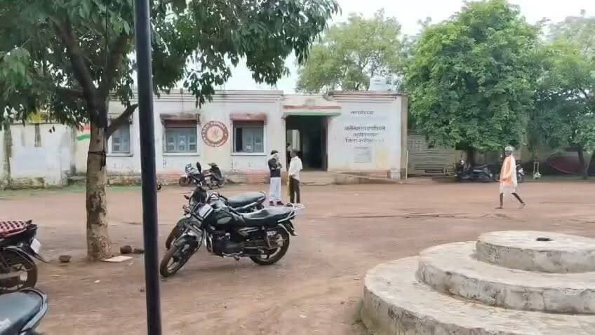 अनिश्चित कालीन धरने पर बैठे विजयपुर विधायक मुकेश मल्होत्रा कराहल में आदिवासीयों को सरकारी भूमि का पट्टा देने, सीमांकन ओर नामांतरण करने ओर अतिक्रमण हटाने की मांग
#श्योपुर #कराहल #विजयपुर