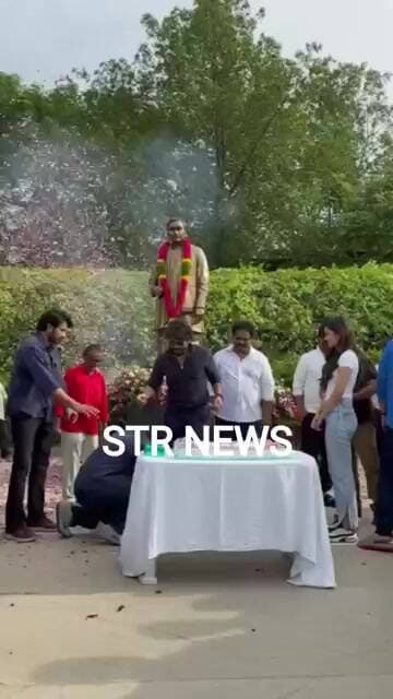 లెనిన్ సినిమా సక్సెస్ సెలబ్రేషన్లో తండ్రి నాగార్జున కాళ్లు మొక్కి, భావోద్వేగానికి గురైన అఖిల్