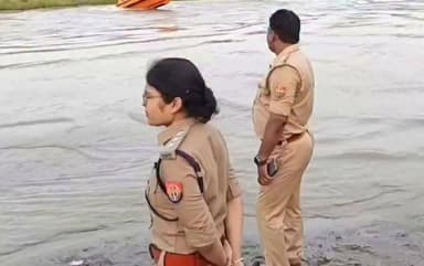 ग्रेटर नोएडा: प्यावली नहर में 10 वर्षीय मासूम डूबा, रेस्क्यू ऑपरेशन जारी
ग्रेटर नोएडा के दादरी स्थित एनटीपीसी की प्यावली नहर में 10 वर्षीय मासूम के डूबने की सूचना से इलाके में हड़कंप मच गया।
सूचना मिलते ही एनडीआरएफ, एनटीपीसी की टीम और जारचा पुलिस मौके पर पहुंच गई। मासूम की तलाश के लिए नहर में युद्धस्तर पर सर्च ऑपरेशन जारी है।
स्थान: एनटीपीसी दादरी, प्यावली नहर, ग्रेटर नोएडा
#GreaterNoida #noidapolice #Dadri #NTPC #PyawaliCanal #NDRF #RescueOperation #JarchaPolice #BreakingNews #UPNews #NoidaNews #GreaterNoidaNews #LatestUpdate #ViralNews