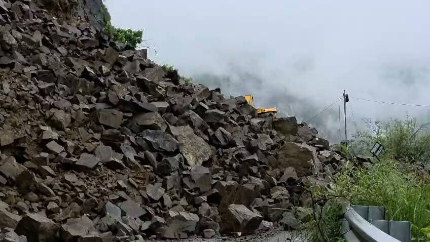 🚨 बड़ी खबर | बद्रीनाथ हाईवे फिर भूस्खलन की चपेट में🚨
🌧️ लगातार बारिश के बीच रुद्रप्रयाग जनपद में एक बार फिर पहाड़ का कहर देखने को मिला।
📍 सिरोबगड़ के समीप खाकरा क्षेत्र में देर रात पहाड़ी दरकने से भारी मात्रा में बोल्डर और मलबा बद्रीनाथ हाईवे पर आ गिरा, जिससे हाईवे पूरी तरह बंद हो गया। दोनों ओर वाहनों की लंबी कतारें लग गई हैं और यात्री फंस गए।
🚜 सूचना मिलते ही एनएच और प्रशासन की टीमें मौके पर पहुंचीं। जेसीबी मशीनों की मदद से मलबा हटाने का कार्य युद्धस्तर पर जारी है। मार्ग को जल्द से जल्द सुचारु करने के प्रयास किए जा रहे हैं।
⚠️ प्रशासन की अपील
यात्रा पर निकलने से पहले मार्ग की ताजा स्थिति की जानकारी अवश्य लें। लगातार हो रही बारिश के कारण भूस्खलन संभावित क्षेत्रों में विशेष सावधानी बरतें और प्रशासन द्वारा जारी दिशा-निर्देशों का पालन करें।
#BreakingNews #BadrinathHighway #Rudraprayag #Landslide #Uttarakhand #MonsoonAlert #CharDhamYatra #Badrinath #उत्तराखंड #रुद्रप्रयाग