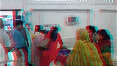 😢 नौकरी की खुशियां मातम में बदली, बेटे के बिहार पुलिस में जॉइनिंग के दिन मां की करंट से मौत।
जिस दिन इकलौता बेटा बिहार पुलिस में अपनी नई जिम्मेदारी संभालने आरा पहुंचा, उसी दिन घर में ऐसा दर्दनाक हादसा हुआ जिसने पूरे परिवार की खुशियां छीन लीं। महादेवपुर गांव में कपड़े सुखाने के दौरान करंट की चपेट में आने से रामा देवी की दर्दनाक मौत हो गई।
बताया जा रहा है कि महिला करीब 15 से 20 मिनट तक करंट से चिपकी रहीं। जब तक परिजनों की नजर पड़ी और उन्हें अस्पताल पहुंचाया गया, तब तक बहुत देर हो चुकी थी। डॉक्टरों ने उन्हें मृत घोषित कर दिया।
एक ओर बेटे के जीवन का नया अध्याय शुरू हो रहा था, तो दूसरी ओर मां हमेशा के लिए दुनिया छोड़ गईं। इस हृदयविदारक घटना से पूरे गांव में मातम पसरा है।
👉 पूरी खबर पढ़ें और अपने विचार जरूर साझा करें।
#Amarpur #Banka #Bihar #BiharPolice #ElectricShock #HeartBreaking #LocalNews #BiharNews