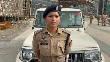 #breaking 7 साल की बच्ची की गैंगरेप के बाद हत्या:#गाजियाबाद के #निर्माणाधीन मॉल में मिला शव, 2 संदिग्ध हिरासत में लिए गए #News #reporting/ #awareness
गाजियाबाद, उत्तर प्रदेश: गाजियाबाद में राजनगर एक्सटेंशन के निर्माणाधीन मॉल में एक सात साल की बच्ची की सिर में लोहे की रॉड मारकर हत्या कर दी गई। हत्या से पहले बच्ची के साथ दुष्कर्म किए जाने की आशंका है। इस मामले में पुलिस अभी दो संदिग्धों से पूछताछ कर रही है।
बच्ची के माता-पिता निर्माणाधीन मॉल में ही कामगार हैं। कल शुक्रवार शाम करीब 7 बजे उसे अंतिम बार देखा गया था। उसके बाद बच्ची का कुछ पता नहीं चला। रात 10 बजे तक बच्ची जब वापस नहीं आई तो उसकी खोजबीन शुरू की गई।
बताया कि रात एक बजे पुलिस को बच्ची की गुमशुदगी की सूचना दी गई। इसके बाद रात में ही निर्माणाधीन मॉल में ही बच्ची का शव लहूलुहान हालत में बरामद हुआ है।
कार्यवाहक एसीपी नंदग्राम प्रियाश्री पाल का कहना है कि बच्ची के शव को पोस्टमॉर्टम के लिए भेजा गया है। पोस्टमॉर्टम रिपोर्ट से ही दुष्कर्म की पुष्टि होगी। मामले में दो संदिग्ध से पूछताछ की जा रही है।