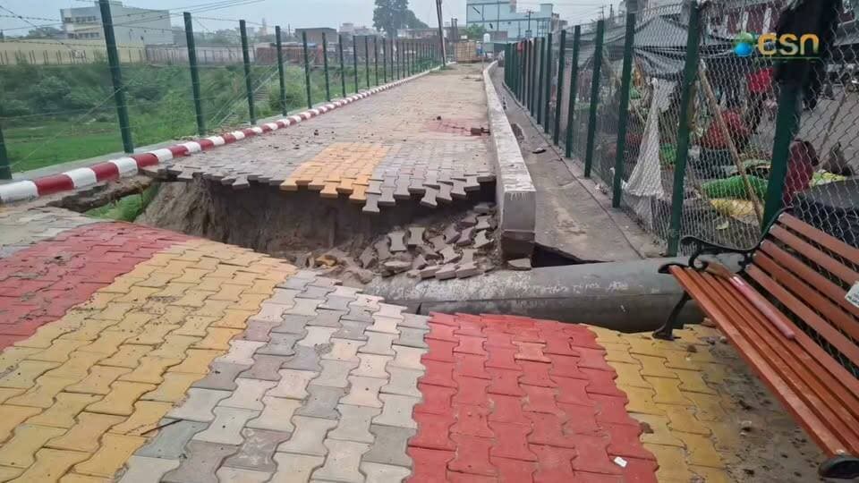 मानसून की पहली बारिश ने तालाब सौंदर्यकरण की खोली पोल, भ्रष्टाचार के लगे आरोप
#न्यूज़ #न्यूज #news #latestnews #city #breakingnews #citynews #hindinews #citylife #haridwar #uttarakhandnews #haridwarnews #corruption #CSRfund #heromotocorp Part 1