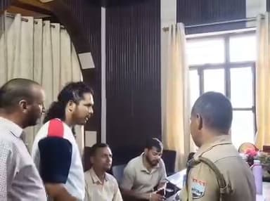 🔥 चंपावत से वायरल VIDEO ने बढ़ाई सियासी और प्रशासनिक हलचल!
पाटी विकासखंड की खंड विकास अधिकारी (BDO) मोनिका पाल का एक वीडियो सोशल मीडिया पर तेजी से वायरल हो रहा है। वीडियो में वह जनप्रतिनिधियों पर मुकदमा दर्ज कराने की बात करती हुई दिखाई दे रही हैं। वीडियो में वर्तमान नगर पंचायत अध्यक्ष भी मौजूद नजर आ रहे हैं।
वीडियो वायरल होने के बाद क्षेत्र में तरह-तरह की चर्चाएं शुरू हो गई हैं।
आपकी राय क्या है?
क्या अधिकारियों का इस तरह का व्यवहार उचित है, या जनप्रतिनिधियों के साथ संवाद का तरीका अलग होना चाहिए?
कमेंट करके अपनी राय जरूर दें।
⚠️ नोट: वायरल वीडियो की प्रामाणिकता और पूरे घटनाक्रम की स्वतंत्र पुष्टि होना शेष है।
#चम्पावत #पाटी #उत्तराखंड #ViralVideo #PublicOpinion #Facebook #UttarakhandNews