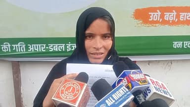 फतेहगंज पश्चिमी की महिला ने एसएसपी से लगाई न्याय की गुहार
आठ दिन से बेगुनाह पति को थाने में बैठाने का आरोप, रिहाई की मांग
बरेली। थाना फतेहगंज पश्चिमी क्षेत्र की एक महिला ने वरिष्ठ पुलिस अधीक्षक (एसएसपी) को प्रार्थना पत्र देकर न्याय की गुहार लगाई है। महिला का आरोप है कि पुलिस ने उसके बेगुनाह पति को पिछले आठ दिनों से थाने में बैठा रखा है और उसे छोड़ा नहीं जा रहा है।
प्रार्थना पत्र में महिला ने कहा है कि उसके पति का किसी भी आपराधिक मामले से कोई संबंध नहीं है। इसके बावजूद पुलिस उन्हें लगातार थाने में रखकर मानसिक और शारीरिक रूप से प्रताड़ित कर रही है। महिला ने आशंका जताई कि उसके पति को किसी झूठे मुकदमे में फंसाया जा सकता है।
महिला ने एसएसपी से मामले की निष्पक्ष जांच कराते हुए उसके पति को तत्काल रिहा कराने तथा दोषी पुलिसकर्मियों के खिलाफ उचित कार्रवाई करने की मांग की है।
#फतेहगंजपश्चिमी
#बरेलीन्यूज़लाइव
#बरेलीपुलिस
#वायरल