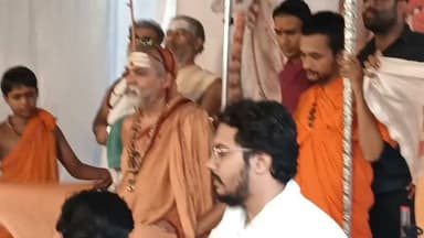 रायबरेली में शंकराचार्य की 'गविष्ठ यात्रा' में गूंजी गौ-रक्षा की आवाज
गुलाबी गैंग लोकतांत्रिक अध्यक्ष हेमलता पटेल ने गौमाता को 'राष्ट्रमाता' घोषित करने की मांग दोहराई
हजारों श्रद्धालुओं की मौजूदगी में मंच से रखा अपना पक्ष, गौधाम निर्माण के संकल्प की भी चर्चा
✒️रिपोर्ट नागेंद्र पांडये
रायबरेली/फतेहपुर। जगद्गुरु शंकराचार्य स्वामी अविमुक्तेश्वरानंद सरस्वती जी महाराज के नेतृत्व में आयोजित 'गविष्ठ यात्रा' के रायबरेली आगमन के दौरान आयोजित कार्यक्रम में गुलाबी गैंग लोकतांत्रिक की अध्यक्ष एवं फतेहपुर की पूर्व विधानसभा प्रत्याशी हेमलता पटेल ने मंच से गौ-संरक्षण और गौमाता को 'राष्ट्रमाता' का दर्जा दिए जाने की मांग दोहराई। कार्यक्रम में बड़ी संख्या में श्रद्धालु और सनातन धर्म से जुड़े लोग मौजूद रहे।
रायबरेली/फतेहपुर। प्रदेशव्यापी 'गविष्ठ यात्रा' के तहत रायबरेली में आयोजित धार्मिक एवं जनसभा कार्यक्रम में उस समय विशेष उत्साह देखने को मिला, जब गुलाबी गैंग लोकतांत्रिक की अध्यक्ष हेमलता पटेल ने मंच से गौ-रक्षा और गौ-संवर्धन के मुद्दे पर अपना संबोधन दिया।
आयोजकों के अनुसार, यात्रा रायबरेली जनपद के ऊंचाहार, जगतपुर, डलमऊ, सरेनी और रायबरेली सदर सहित विभिन्न क्षेत्रों से होकर गुजरी, जहां श्रद्धालुओं ने यात्रा का स्वागत किया।
मुख्य कार्यक्रम के दौरान हेमलता पटेल ने कहा कि गौ-संरक्षण भारतीय संस्कृति और परंपरा का महत्वपूर्ण विषय है। उन्होंने मंच से गौमाता को 'राष्ट्रमाता' का संवैधानिक दर्जा दिए जाने की मांग दोहराते हुए कहा कि इस उद्देश्य को लेकर उनका अभियान आगे भी जारी रहेगा।
उन्होंने यह भी कहा कि उन्हें पूर्व में गौधाम निर्माण की जो जिम्मेदारी सौंपी गई थी, उसे पूरा करने के लिए वह निरंतर प्रयासरत हैं। अपने संबोधन के दौरान उन्होंने "गौमाता को सम्मान दो, राष्ट्रमाता का स्थान दो" का नारा भी दिया।
कार्यक्रम में उपस्थित श्रद्धालुओं ने उनके संबोधन का स्वागत किया। आयोजकों के अनुसार, शंकराचार्य स्वामी अविमुक्तेश्वरानंद सरस्वती जी महाराज ने भी हेमलता पटेल के प्रयासों की सराहना करते हुए उन्हें आशीर्वाद प्रदान किया।
यह कार्यक्रम धार्मिक आस्था और गौ-संरक्षण से जुड़े विचारों को लेकर आयोजित किया गया था। गौमाता को 'राष्ट्रमाता' का दर्जा दिए जाने की मांग एक सार्वजनिक और वैचारिक आग्रह है। इस विषय पर किसी भी प्रकार का निर्णय संबंधित संवैधानिक और विधायी प्रक्रिया के माध्यम से ही संभव होगा।
🟥 ND NEWS | दैनिक निष्पक्ष धारा की अपील
एनडी न्यूज़ एवं दैनिक निष्पक्ष धारा सभी नागरिकों से अपील करता है कि सामाजिक, धार्मिक एवं वैचारिक विषयों पर शांतिपूर्ण, लोकतांत्रिक और संवैधानिक तरीकों से अपने विचार रखें। समाज में सौहार्द, कानून का सम्मान और संवाद की परंपरा ही लोकतंत्र की सबसे बड़ी शक्ति है।
जनहित में सुझाव
धार्मिक आयोजनों में शांति एवं अनुशासन बनाए रखें।
सामाजिक मुद्दों पर लोकतांत्रिक और संवैधानिक तरीके से अपनी बात रखें।
अफवाहों और भ्रामक सूचनाओं से बचें।
समाज में सद्भाव और आपसी सम्मान बनाए रखने में सहयोग करें।
👇👇
#NDNews #दैनिकनिष्पक्षधारा #Fatehpur #Raebareli #GavisthaYatra #HemlataPatel #GulabiGangLoktantrik #GauSanrakshan #Sanatan #UttarPradesh
👇👇👇
@dgpup
@RSSorg
@UPGovt
@RSSgeet
@wpl1090
@Uppolice
@MIB_India
@PMOIndia
@HMOIndia
@VHPDigital
@InfoDeptUP
@myogioffice
@homeupgov
@CMOUP_RC
@CMOfficeUP
@ChiefSecyUP
@ChiefSecyUP
@MahantYogiG
@UpPolicemitra
@BajrangDalOrg
@UPPViralCheck
@rashtrapatibhvn
@112UttarPradesh
@UPMahilakalyan
@myogiadityanath
👇👇
🟥 ND NEWS | दैनिक निष्पक्ष धारा
मुख्य संपादक / संस्थापक: राजन सिंह हाड़ा
सह-संपादक: शालिनी सिंह भदौरिया
✒️ रिपोर्ट: सहयोगी शिवा गुप्ता के साथ जिला ब्यूरो अजय श्रीवास्तव
📍 कार्यालय-3: U158, हीरा स्वीट्स के पास, विकास मार्ग, लक्ष्मी नगर, पूर्वी दिल्ली, पिन कोड – 110092 (NCR)
📍 कार्यालय-2: विधानसभा रोड, बर्लिंगटन चौराहा, लखनऊ – 226001 (UP)
📍 कार्यालय-1: 1/1 अटल बिहारी चौराहा, नियर बर्मा चौराहा, फतेहपुर – 212601 (UP)
📅 दिनांक: 12 जुलाई 2026
📆 दिन: रविवार
📧 Email: ndnewschannel@gmail.com
📞 मोबाइल: 9696119696
