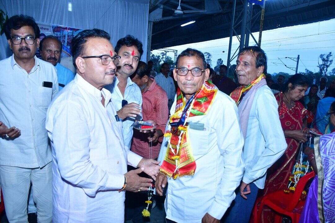 #सिवनी/ #मुख्यमंत्री_तीर्थ_दर्शन_योजना अंतर्गत #कामाख्या तीर्थ यात्रा के लिए जिले श्रद्धालुओं का जत्था हुआ रवाना
➖➖
जनप्रतिनिधियों एवं अधिकारियों द्वारा तिलक लगाकर एवं पुष्पमाला पहनाकर श्रद्धालुओं को दी गई आत्मीय विदाई। @CMMadhyaPradesh @JansamparkMP #seoni https://t.co/E1NyCkfvkO