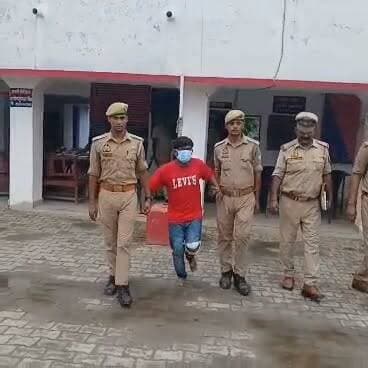 #बलरामपुर: वायरल वीडियो मामले में आईटी एक्ट का आरोपी महफुजुर्रहमान गिरफ्तार, कोर्ट भेजा गया
#बलरामपुर। कोतवाली नगर पुलिस ने वायरल वीडियो से जुड़े मामले में बड़ी कार्रवाई करते हुए आईटी एक्ट और भारतीय न्याय संहिता (बीएनएस) की धाराओं में वांछित एक आरोपी को गिरफ्तार कर न्यायालय भेज दिया है।
पुलिस के अनुसार, पुलिस अधीक्षक विकास कुमार के निर्देशन, अपर पुलिस अधीक्षक विशाल पाण्डेय तथा क्षेत्राधिकारी नगर अभिषेक सिंह के पर्यवेक्षण में प्रभारी निरीक्षक संतोष कुमार मिश्र के नेतृत्व में पुलिस टीम ने रविवार को थाना कोतवाली नगर में पंजीकृत मुकदमा संख्या 165/2026, धारा 75(2), 76 बीएनएस एवं 67 आईटी एक्ट से संबंधित आरोपी कैफ पुत्र महफुजुर्रहमान, निवासी ग्राम कटरा शंकर नगर, थाना कोतवाली नगर, जनपद बलरामपुर को बर्रो माई मोड़ से बर्रो माई मंदिर जाने वाली कच्ची सड़क के पास से गिरफ्तार किया।
पुलिस के मुताबिक, 8 जुलाई 2026 को सोशल मीडिया पर वायरल हुए एक वीडियो की जांच उपनिरीक्षक शिवम सिंह द्वारा की गई थी। जांच में प्राप्त तथ्यों के आधार पर थाना कोतवाली नगर में संबंधित धाराओं में मुकदमा दर्ज किया गया था। विवेचना के दौरान आरोपी की तलाश की जा रही थी।
गिरफ्तारी के बाद पुलिस ने आरोपी को आवश्यक विधिक कार्रवाई पूरी करते हुए न्यायालय के समक्ष पेश कर दिया, जहां से उसे न्यायिक प्रक्रिया के तहत भेज दिया गया।
इस कार्रवाई में उपनिरीक्षक कन्हई प्रसाद, उपनिरीक्षक शंभू तिवारी, हेड कांस्टेबल विजय पाण्डेय, हेड कांस्टेबल जयमंगल यादव, कांस्टेबल लक्ष्मण यादव तथा कांस्टेबल मोहम्मद शाहिद शामिल रहे।
#balrampur #balrampurpolic