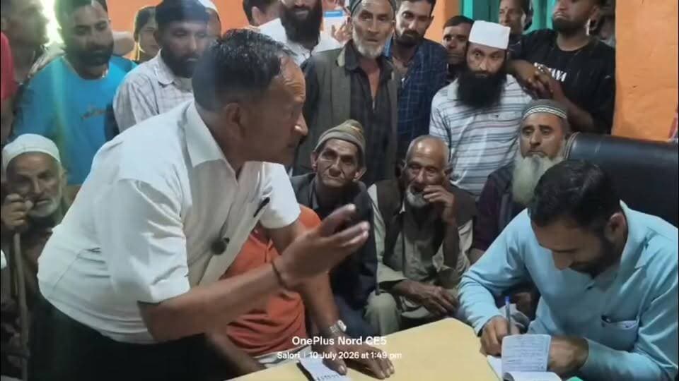 डियूर पंचायत की ग्राम सभा में गूंजे जनता के सवाल, स्ट्रीट लाइट और इंटरलॉक टाइल समेत कई कार्यों पर घिरा प्रशासन
Suneel Pahadi ✍️
Pahadi News
#डियूर_पंचायत #ग्रामसभा #चंबा #सलूणी #हिमाचलप्रदेश #Panchayat #VillageNews #LocalNews #Development #StreetLight #InterlockTiles #PublicIssues #PahadiNews #HimachalNews #Churah #TrendingNews #BreakingNews #HimachalUpdates #GramSabha #NewsUpdate