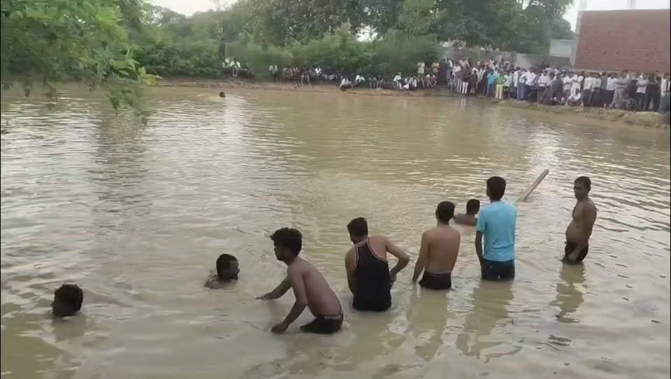 गोंडा के इटियाथोक थाना क्षेत्र के बैजपुर गांव में रविवार दोपहर एक दर्दनाक हादसे में दो मासूम बच्चों की डूबने से मौत हो गई। जानकारी के अनुसार निर्माणाधीन मैरिज हॉल के बगल मिट्टी खनन से बने गहरे गड्ढे में बारिश का पानी भर गया था। इसी गड्ढे के पास खेलते समय 15 वर्षीय शिवम मौर्य पुत्र जंग बहादुर और 12 वर्षीय राजन मौर्य पुत्र राम बहादुर पानी में डूब गए। घटना की सूचना मिलते ही पुलिस और ग्रामीण मौके पर पहुंचे तथा रेस्क्यू अभियान शुरू किया गया। करीब चार घंटे की कड़ी मशक्कत के बाद शिवम मौर्य का शव बरामद कर लिया गया, जबकि राजन मौर्य की तलाश लगातार जारी रही। दोनों बच्चों के परिजन मेहनत-मजदूरी कर परिवार का पालन-पोषण करते हैं। घटना के बाद पूरे गांव में मातम पसरा हुआ है। इटियाथोक प्रभारी निरीक्षक कमलाकांत त्रिपाठी ने बताया कि दो बच्चों के डूबने की सूचना पर पुलिस तत्काल मौके पर पहुंची। एक बच्चे का शव बरामद कर लिया गया है, जबकि दूसरे बच्चे की तलाश स्थानीय लोगों और पुलिस की मदद से जारी है।
#गोंडा
#इटियाथोक
#बैजपुर
#दर्दनाकहादसा
#BreakingNews