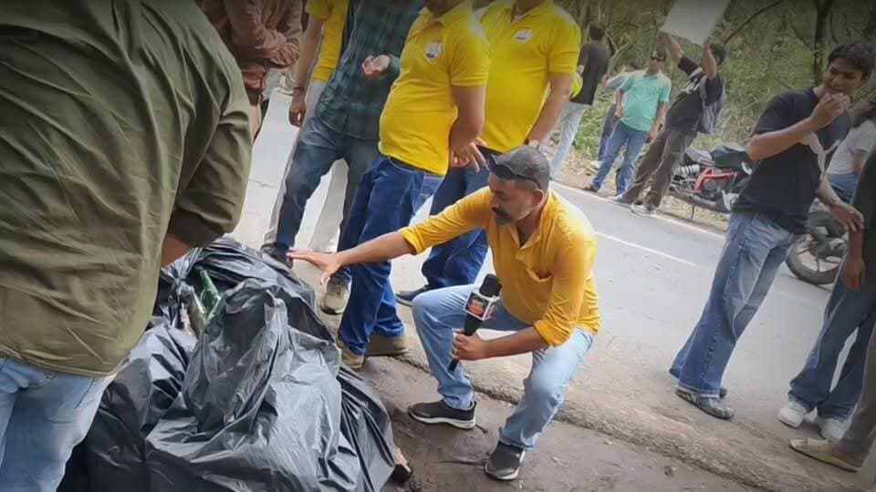 #ऋषिकेश_भनियावाला_सड़क_चौड़ीकरण_परियोजना।
7 मोड का 7 वाँ दिन, आज भी पेड़ों को बचाने का संघर्ष जारी।
#जब तक नहीं निकलेगा #निष्कर्ष, तब तक जारी रहेगा #संघर्ष"
#UttarakhandNews #BreakingNews #संघर्ष_जारी #पर्यावरण_बचाओ #पेड़बचाव #जंगल_मत_काटो #प्रकृति_के_साथ_खिलवाड़